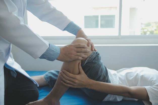 Lekarz lub fizjoterapeuta bada ból pleców i okolice kręgosłupa, aby udzielić porady w ośrodku rehabilitacji
