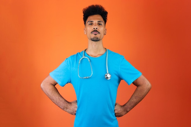 Lekarz lub lekarz weterynarii na białym tle czarny młody lekarz rezydent medyczny ze stetoskopem na pomarańczowo