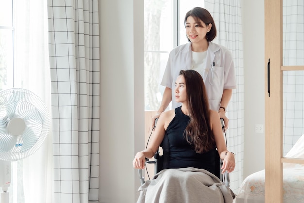 Zdjęcie lekarz lub pielęgniarka opiekuje się pacjentem na wózku inwalidzkim