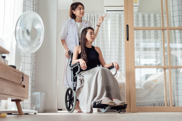 Lekarz lub pielęgniarka opiekuje się pacjentem na wózku inwalidzkim