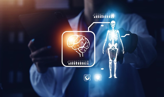 Lekarz medycyny pracujący z cyfrowymi ikonami interfejsu medycznego na tle szpitalnej opieki zdrowotnej i technologii medycznej oraz koncepcji sieci