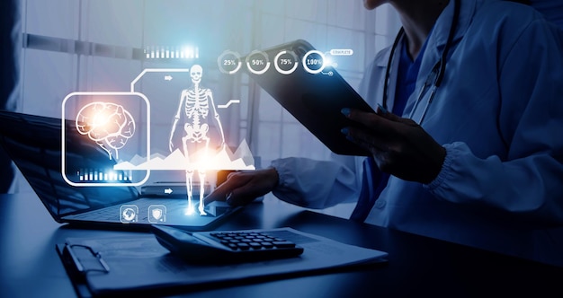 Lekarz medycyny pracujący z cyfrowymi ikonami interfejsu medycznego na tle szpitalnej opieki zdrowotnej i technologii medycznej oraz koncepcji sieci