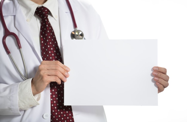 Lekarz medycyny trzyma białego pustego plakat
