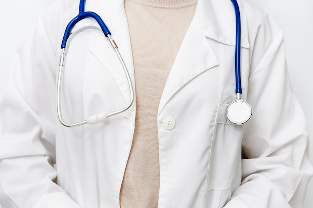 Lekarz medycyny z bliska w białym fartuchu ze stetoskopem. Pojęcie opieki zdrowotnej i medycznej.