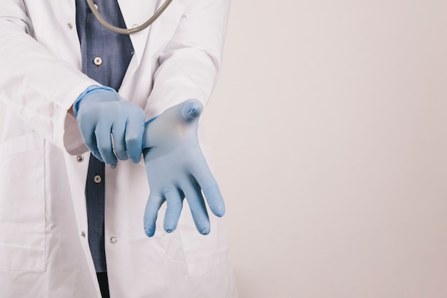 Lekarz medyczny noszenie rękawiczek