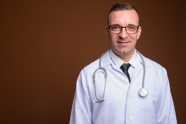 lekarz mężczyzna noszenie okularów na brązowym