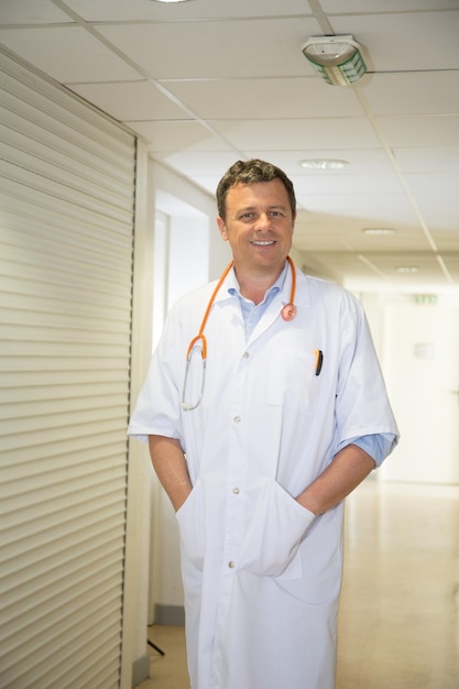 lekarz mężczyzna w białej bluzce z kamizelką w szpitalu