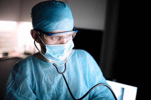 lekarz mężczyzna w mundurze i okularach ze stetoskopem do płuc pacjenta