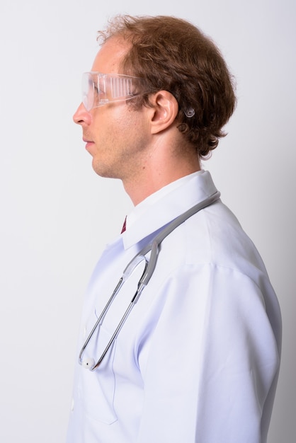 lekarz mężczyzna z blond włosami jako naukowiec w okularach ochronnych przed białą przestrzenią