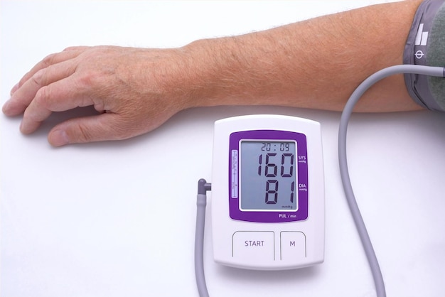 Lekarz mierzy ciśnienie krwi pacjenta Starszy mężczyzna ma wysokie ciśnienie krwi i tętno
