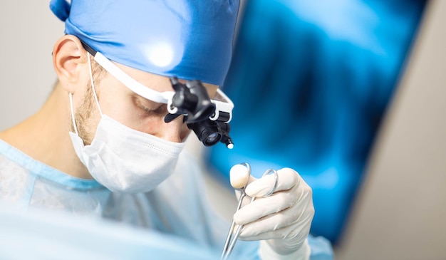 lekarz mikrochirurg pracuje na sali operacyjnej w okularach mikroskop z soczewkami chirurgia neurochirurgiczna