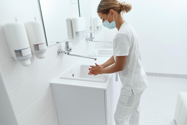 Zdjęcie lekarz myje ręce dezynfekuje ręce przed operacją koncepcja walki z koronawirusem