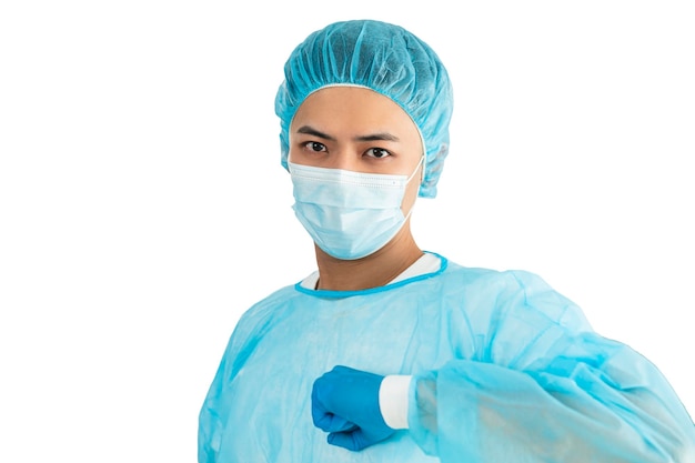 Lekarz na sobie maskę i rękawiczki medyczne na białym tle