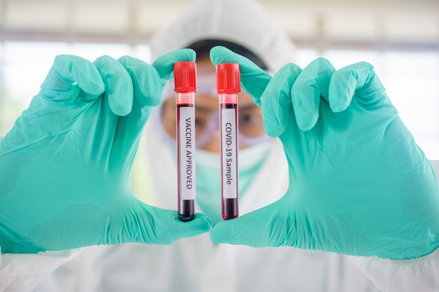 Lekarz, naukowiec, badacz Obecnie studiuje i analizuje próbki krwi pacjentów z wirusem koronowym do stosowania w badaniach i eksperymentach w medycynie do leczenia pacjentów w szpitalach.