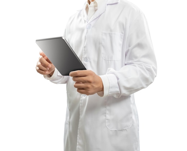 Lekarz nosi biały płaszcz laboratoryjny, pracuje z izolatem tabletki na białym