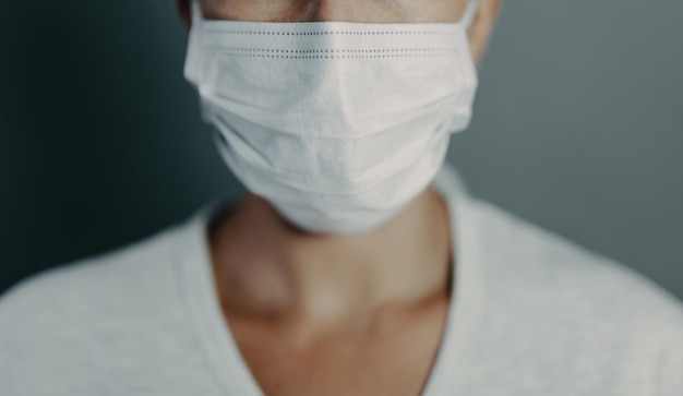 Lekarz noszący maskę ochronną przed koronawirusem covid-19