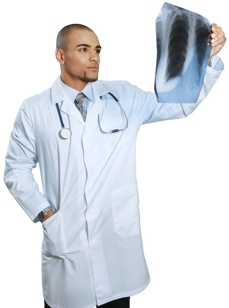 Lekarz ogląda zdjęcie rentgenowskie płuc - na białym tle
