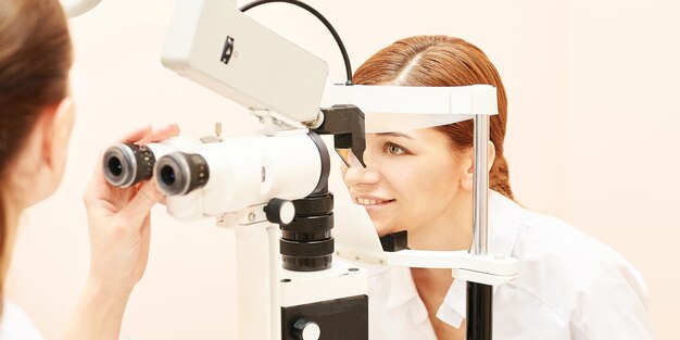 Lekarz okulista w laboratorium okulistycznym z pacjentką Opieka wzroku diagnostyka medyczna Leczenie powiek