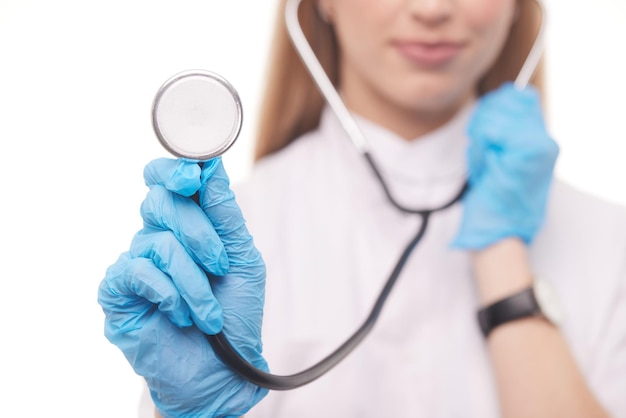Lekarz opieki zdrowotnej i medycyny w białym płaszczu trzymający stetoskop na niebieskim tle miejsca na kopię