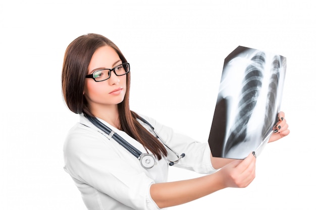 lekarz patrząc na zdjęcie rentgenowskie