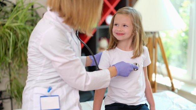 Lekarz pediatra słucha stetoskopem bicia serca małej dziewczynki w klinice medina dziecko