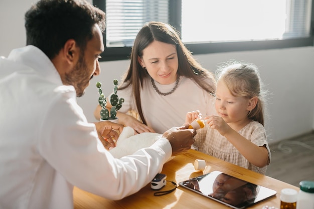 Zdjęcie lekarz pediatryczny nawiązuje kontakt z pacjentem dzieckiem