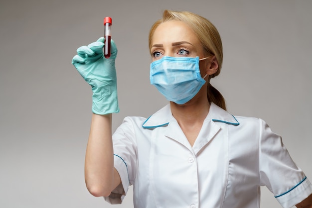 lekarz pielęgniarka kobieta nosi maskę i rękawice ochronne
