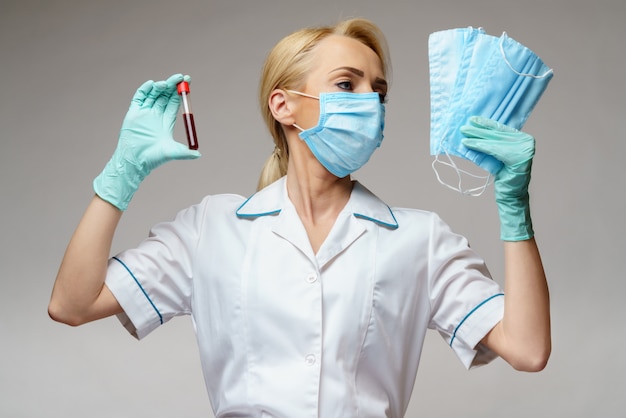 lekarz pielęgniarka kobieta nosi rękawiczki lateksowe