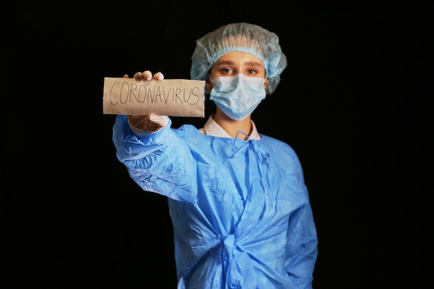 Zdjęcie lekarz pielęgniarka trzyma kartę publiczną z napisem coronavirus covid19 2022 pandemia
