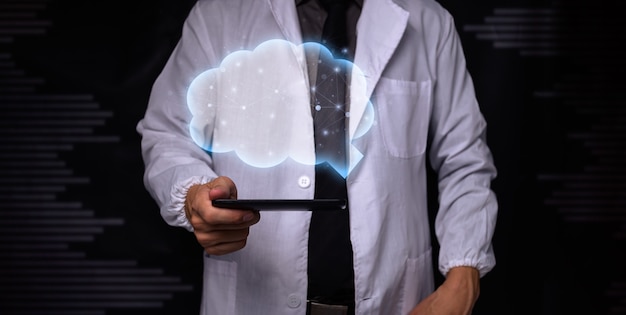 Lekarz pokazujący symbol mózgu