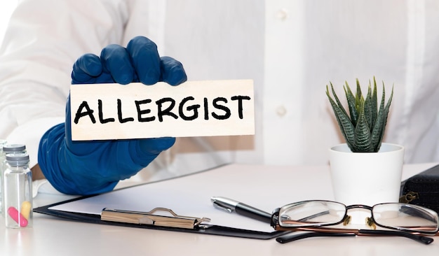 Lekarz pokazujący tabliczkę z napisem "alergia"