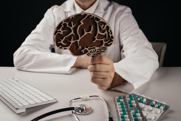 Zdjęcie lekarz posiadający drewniany model mózgu świadomość demencji choroby alzheimera i parkinsona