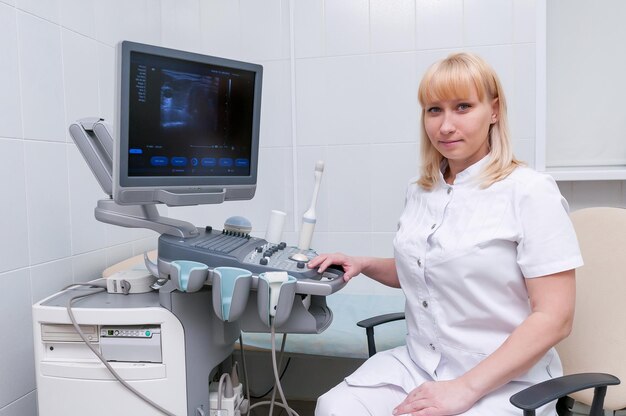 Lekarz pracuje w gabinecie lekarskim siedząc na krześlexA