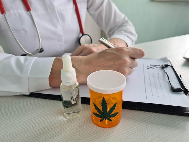 Lekarz przepisuje pacjentowi lek na bazie marihuany