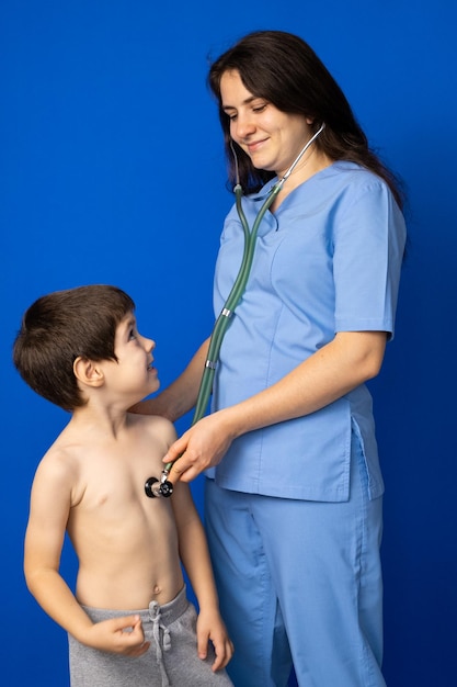 Lekarz słucha stetoskopem serca i płuc 5-letniego chłopca
