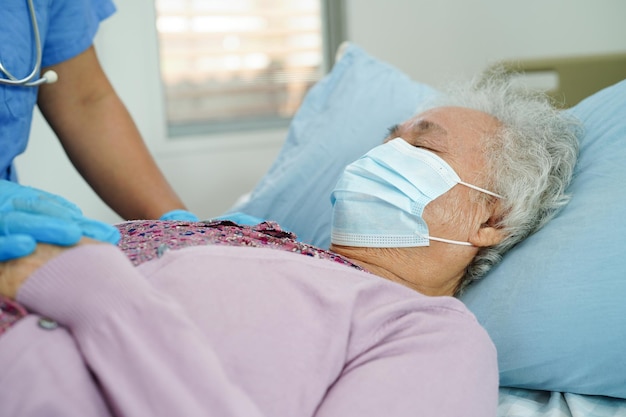 Lekarz Sprawdza Azjatycka Starsza Starsza Kobieta Pacjentka Nosząca Maskę Chroniącą Przed Koronawirusem Covid