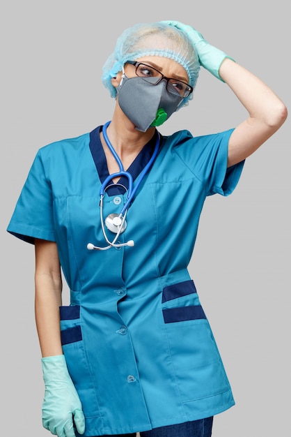 Zdjęcie lekarz stetoskop noszenie maski ochronne i rękawice lateksowe