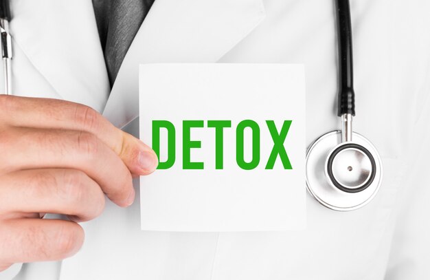 Lekarz trzyma kartę z tekstem Detox