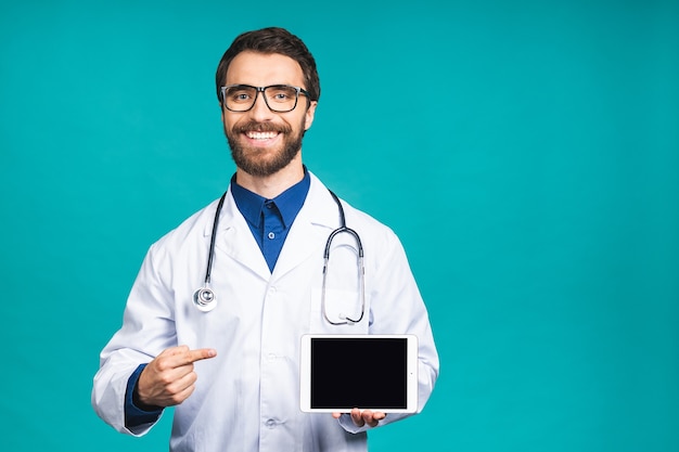 Lekarz trzymając pusty cyfrowy tablet na białym tle na niebieskim tle ze ścieżką przycinającą na ekranie.