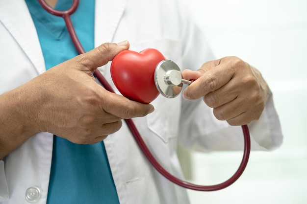 Lekarz Trzymający Czerwone Serce Na Oddziale Szpitalnym Zdrowa Silna Koncepcja Medyczna