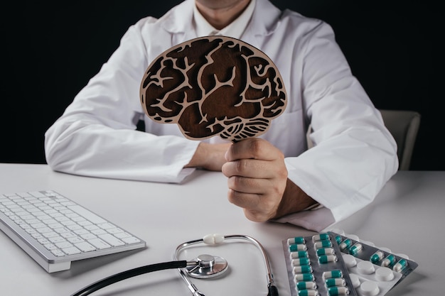 Zdjęcie lekarz trzymający model mózgu świadomość demencji związanej z chorobą alzheimera i parkinsona