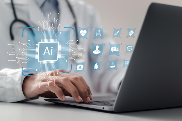 Lekarz używający laptopa z hologramem technologii medycznej za pomocą sztucznej inteligencji, innowacji naukowych i inteligentnej technologii medycznej opracowuje ubezpieczenie zdrowotne