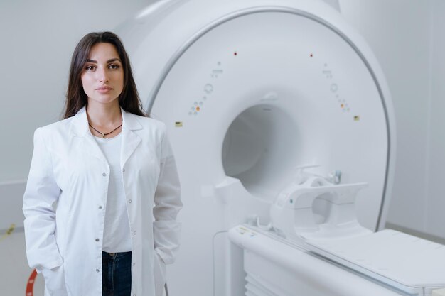 Lekarz w białym fartuchu w sali diagnostycznej w klinice Profesjonalny skaner CT