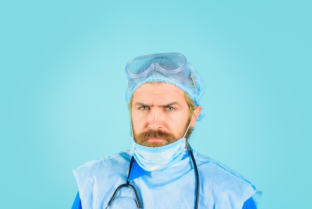 Lekarz w masce ochronnej koncepcja opieki zdrowotnej i medycyny pracownik szpitala portret poważnego lekarza