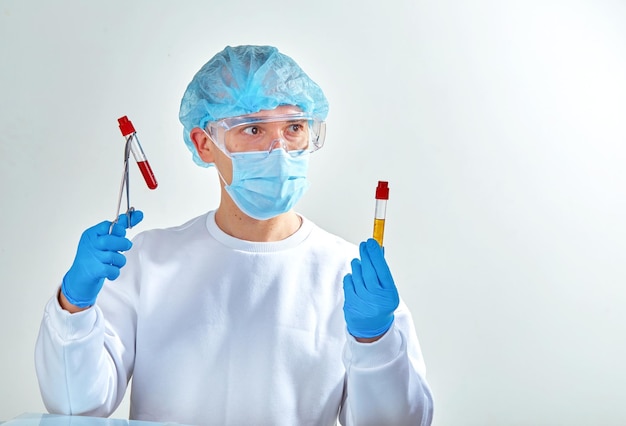 Lekarz w masce wykonujący badanie krwi na koronawirusa COVID19 HIV ebola lub inną niebezpieczną infekcję