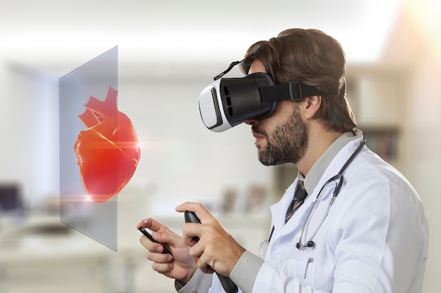 Lekarz w swoim biurze, używając okularów wirtualnej rzeczywistości, patrząc na wirtualne serce
