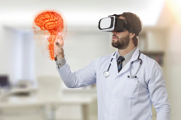 Lekarz w swoim biurze, używając okularów wirtualnej rzeczywistości, patrząc na wirtualny mózg