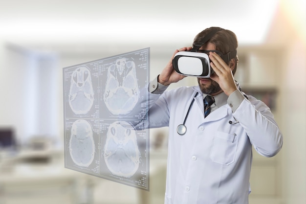 Lekarz w swoim gabinecie, używając okularów wirtualnej rzeczywistości, patrząc na wirtualny ekran