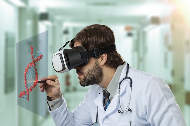 Lekarz w szpitalu, korzystający z okularów wirtualnej rzeczywistości, patrząc na wirtualne DNA