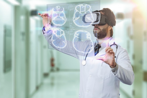 Lekarz w szpitalu, korzystający z okularów wirtualnej rzeczywistości, patrząc na wirtualny ekran